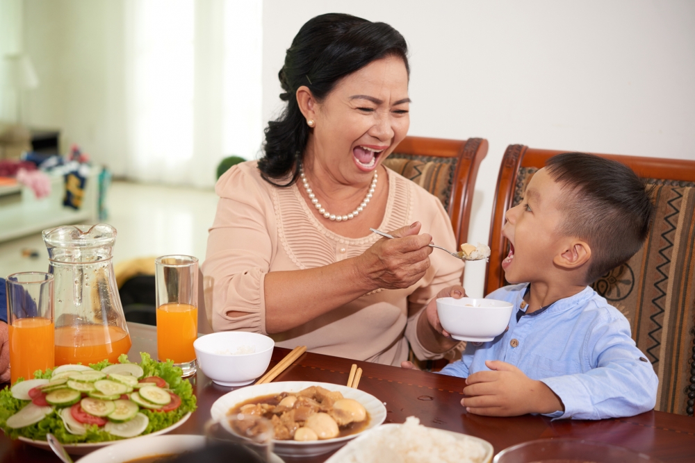 曾經餵飯的父母都知道，孩子吃飯常是慢吞吞，不然就吃沒兩口就要大人餵。