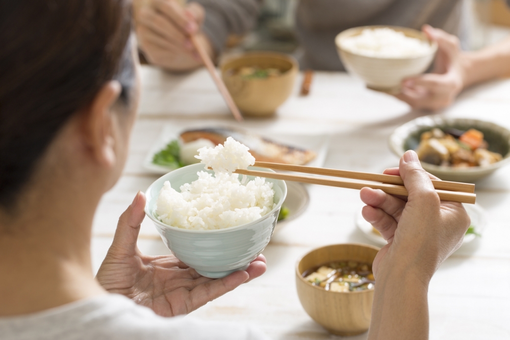 老公決定拿回一半錢,自己煮飯給老婆。