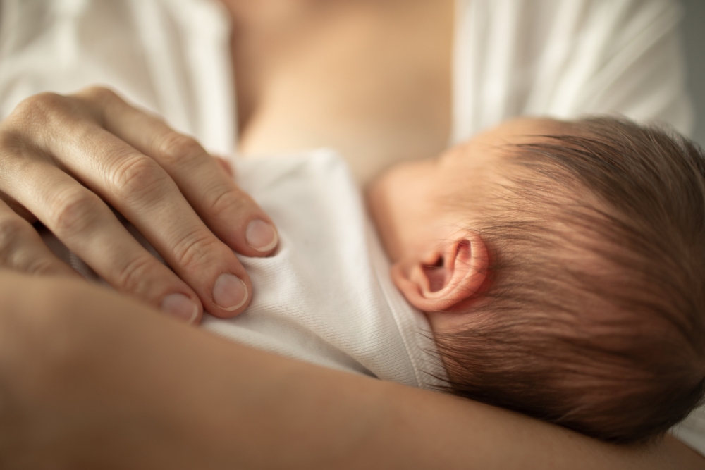 奶奶並沒有泌乳,卻「母乳餵哺」2歲孫仔。