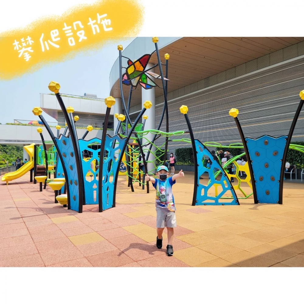山頂廣場戶外遊樂場有適合小朋友的攀爬設施