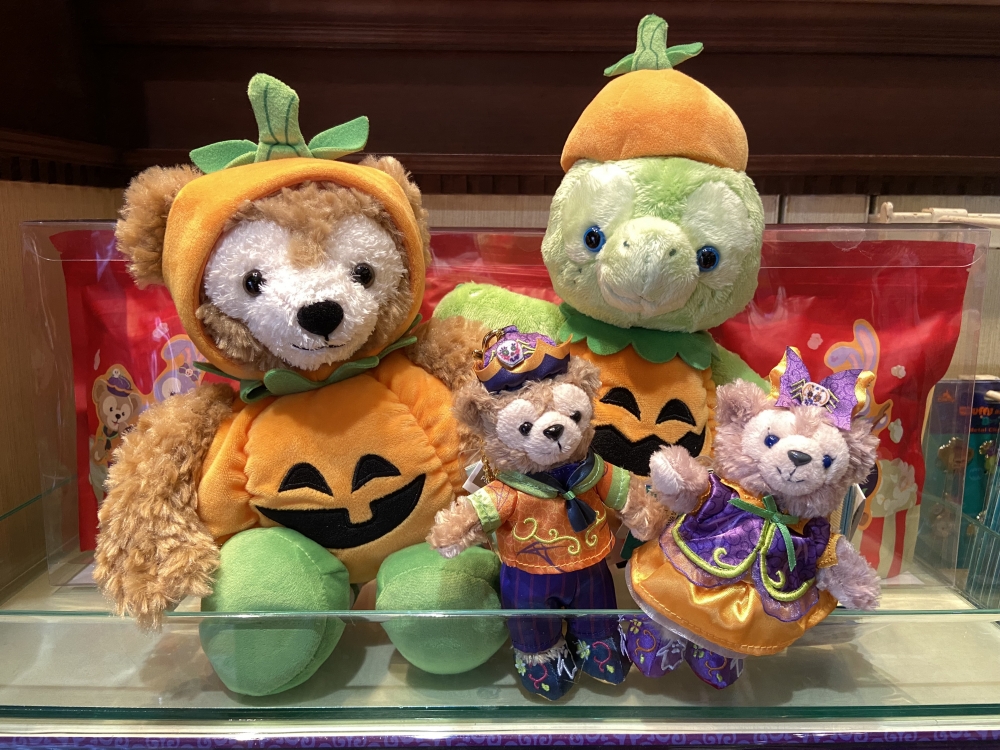 全新香港迪士尼獨家 Duffy 與好友系列現 已上架,穿著可愛南瓜服的他們定叫你愛不釋手。