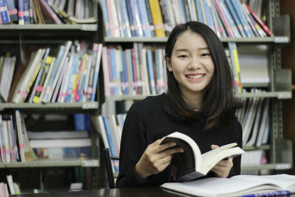 中學生為IB考試努力讀書