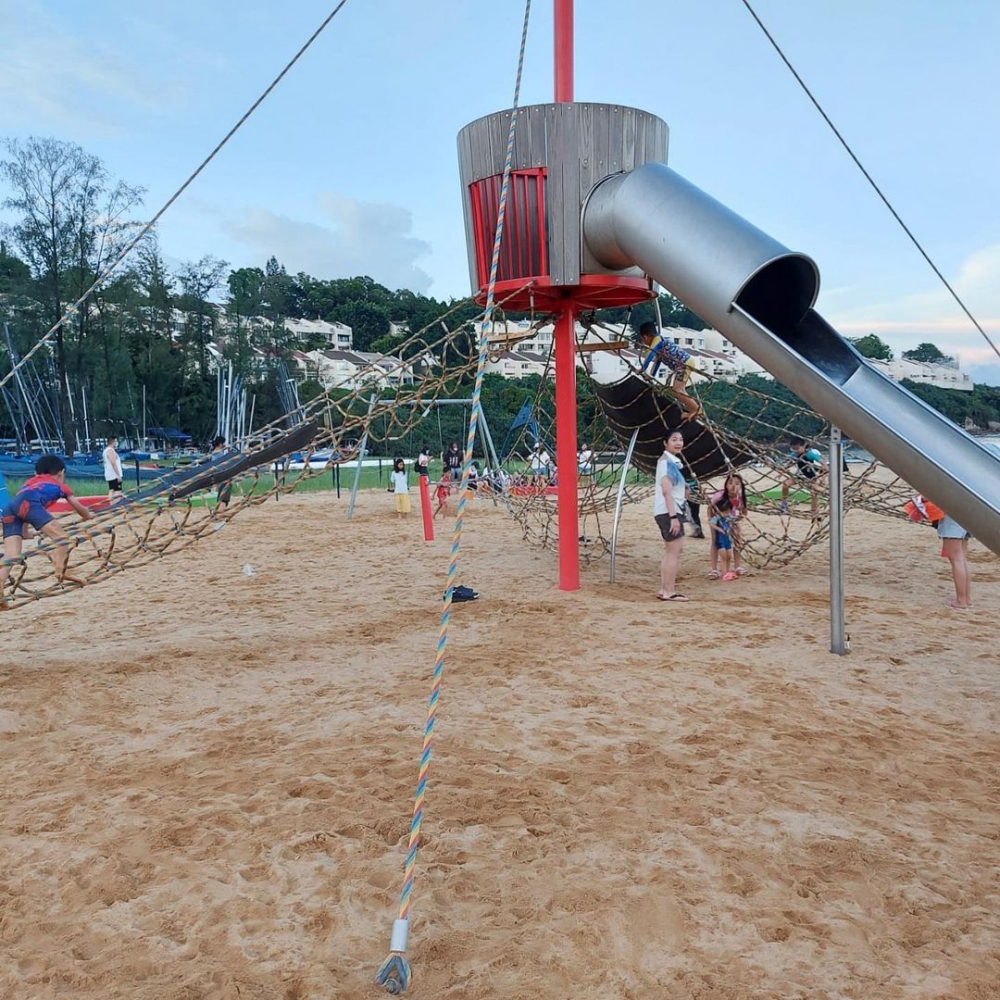 愉景灣大白灣沙灘兒童遊樂場特別的繩網連滑梯