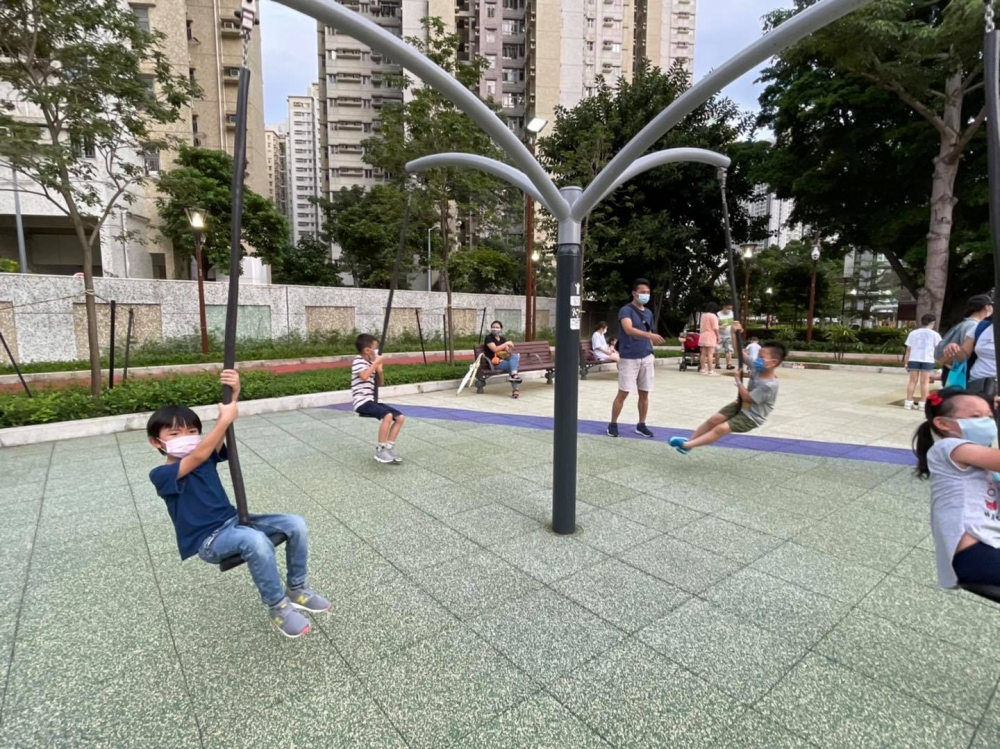 東啟德公園設有需要協力合作的旋轉吊椅