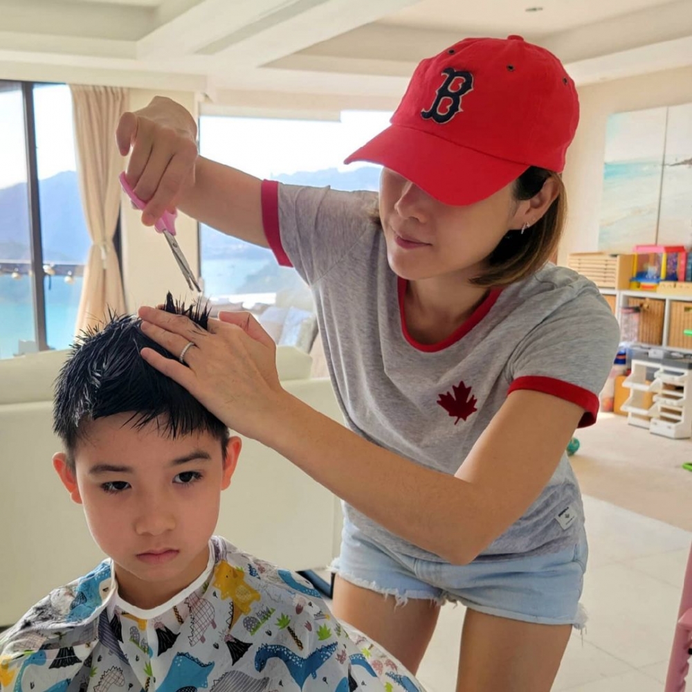 陳茵薇為兒子Aiden剪頭髮,Aiden目前就讀新加坡國際學校。