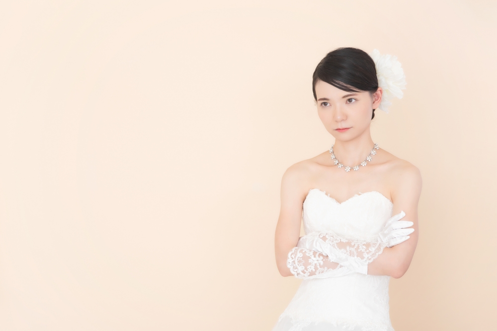 賓客穿着白色裙是大部分人默認的禁忌，因為白色是身穿婚紗的新娘在婚禮上的專屬顏色。