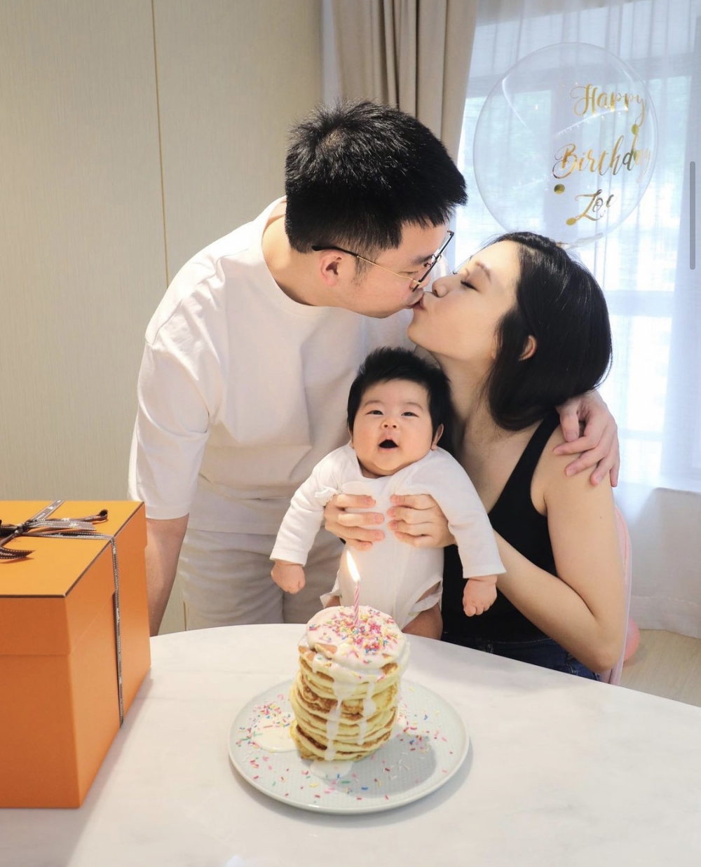 新抱Zoe亦有在個人社交平台上載一家三口的甜蜜合照賀囝囝100日大。