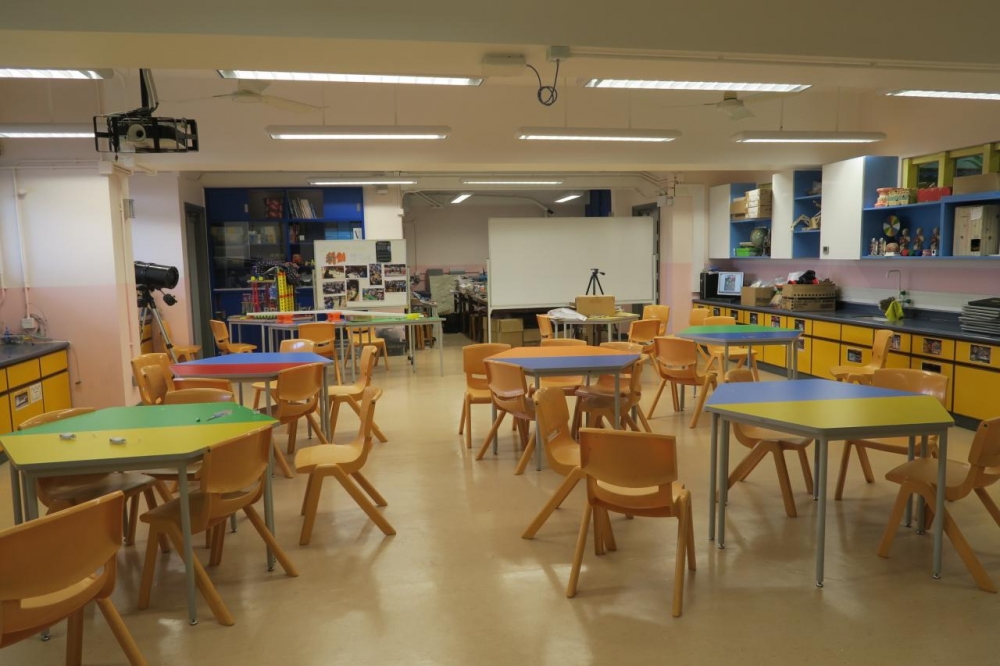 秩序灣官立小學屬於16校網,佔地達6千平方米,與皇仁書院、筲箕灣官立中學、筲箕灣東官立中學、金文泰中學都有聯繫關係