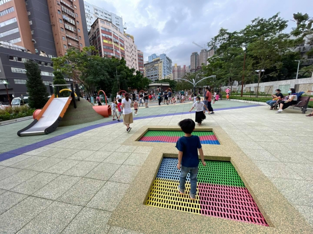 東啟德公園設有不同大小的蹦床
