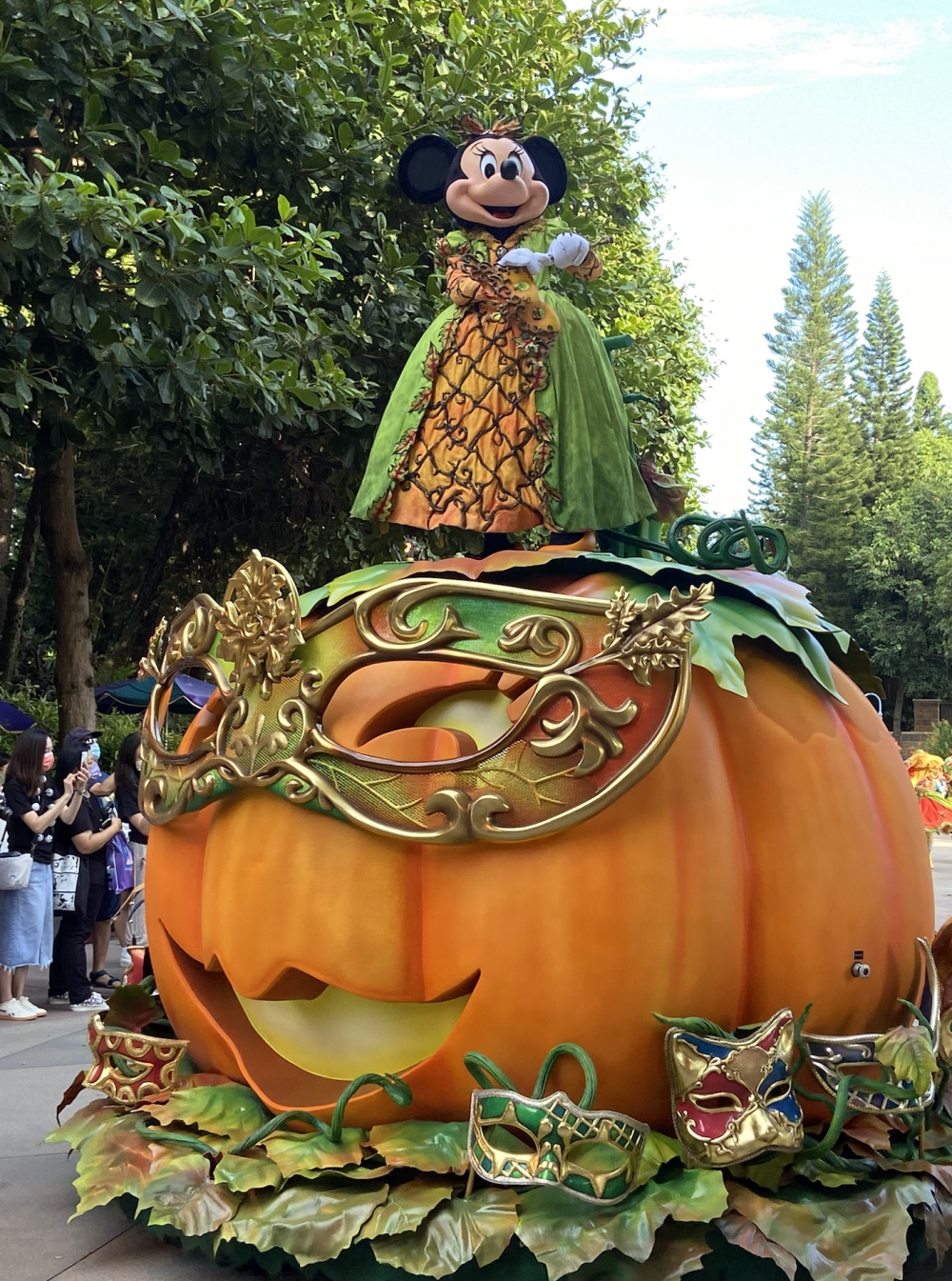,快與米奇和好友一起參與香 港迪士尼萬聖節傳統活動「米奇 Halloween 玩轉大街派 對」,一齊踏著詭趣舞步