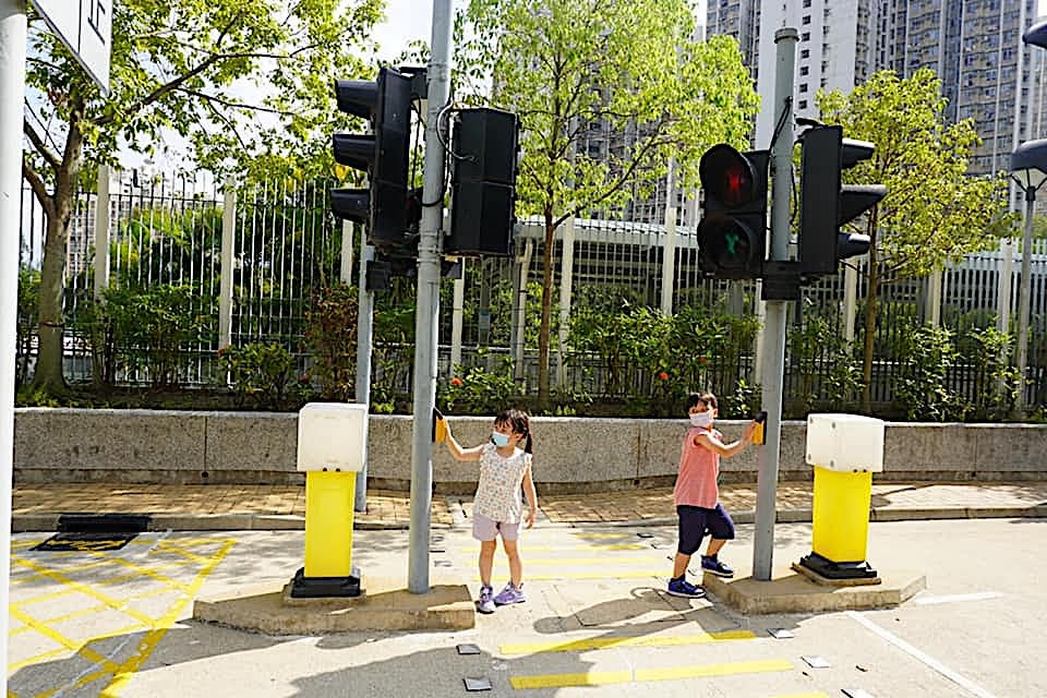 小朋友在秀茂坪交通安全城內學習使用行人交通燈。