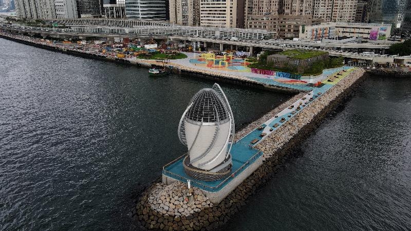主題區設有第一條於維港內向公眾開放的防波堤,於其末端可近乎360度飽覽維港景色。