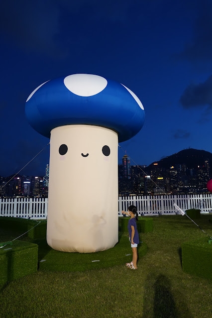 Friend With You巨型藍色蘑菇。