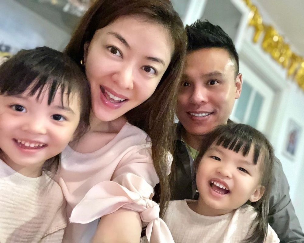 熊黛林丈夫生日,一家四口的家庭照。