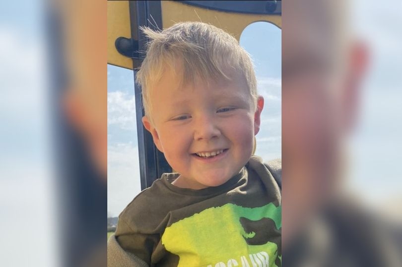 英國一名4歲男童在家中一邊浸浴一邊玩泡泡時，懷疑泡泡不慎碰到放在一旁正在燃燒的蠟燭。