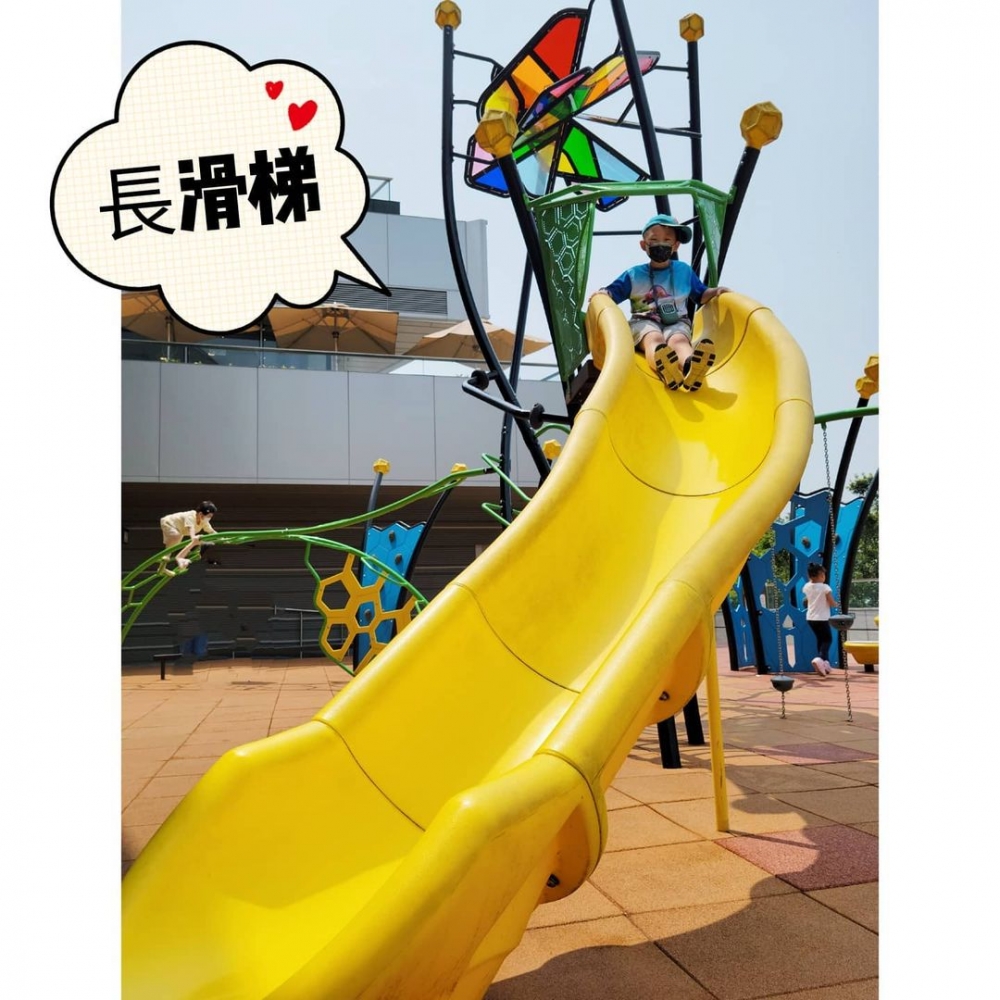 山頂廣場戶外遊樂場有長滑梯設施