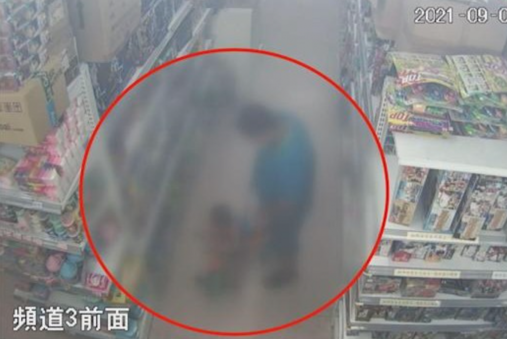 近日有位文具店員察覺到有位帶着幼兒的男生形跡非常可疑，他懷疑對方可能是綁架犯於是果斷報警。