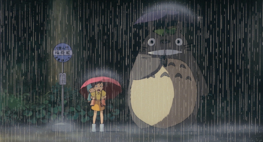 《龍貓》中的經典場面，兩姐妹與大龍貓一起在雨中等巴士。