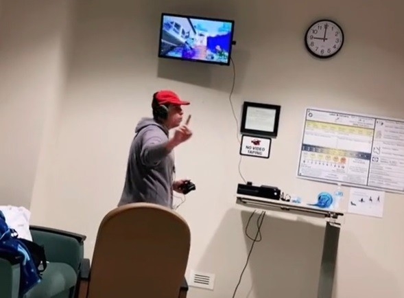 產婦揚聲問對方,「寶貝,你為什麼會帶Xbox來?」