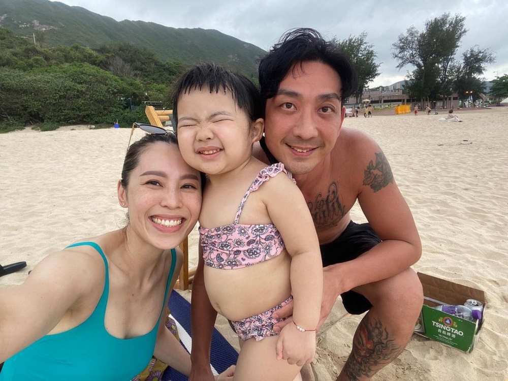 李燦森及妻子與女兒李元元Lucy到海邊遊玩