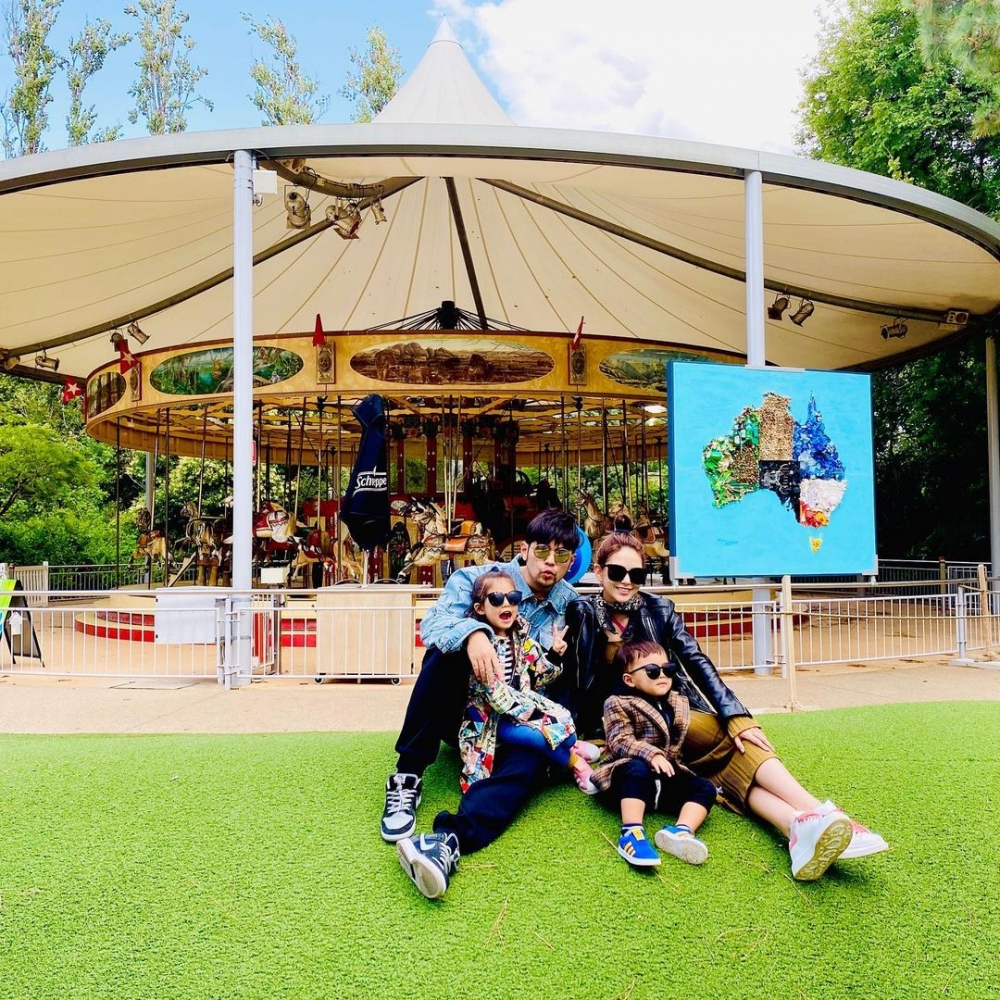 周杰倫、昆凌及子女Hathaway、Jaylen Romeo在游乐园游玩