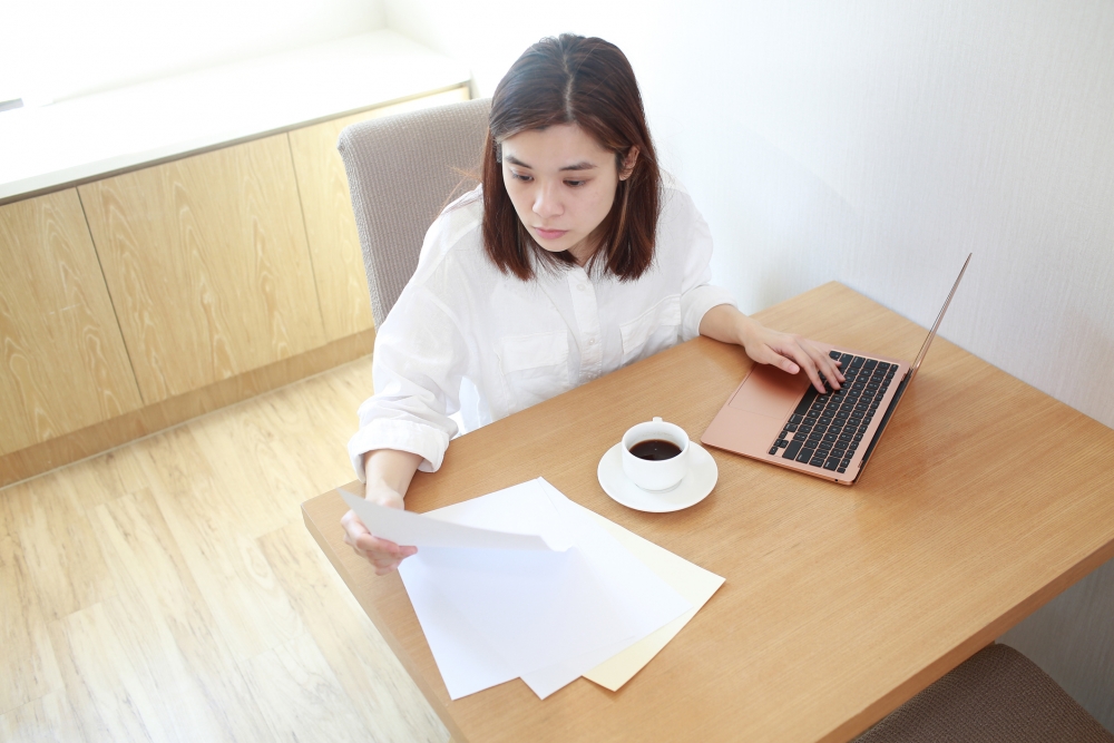 2021/22學年,「調整後家庭收入」低於 $41,360 可獲得學生資助計劃的全額資助。