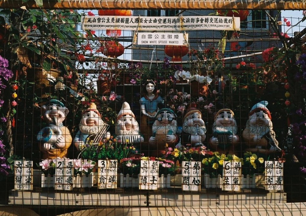 東京士多位於大澳吉慶街,店前放置了七個小矮人及白雪公主雕像。