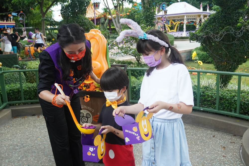 迪士尼園區內佈滿不少Trick-or-Treat 趣玩站,特別是遍地鬼怪南瓜的詭趣花園,讓你即時挑戰贏得糖果。