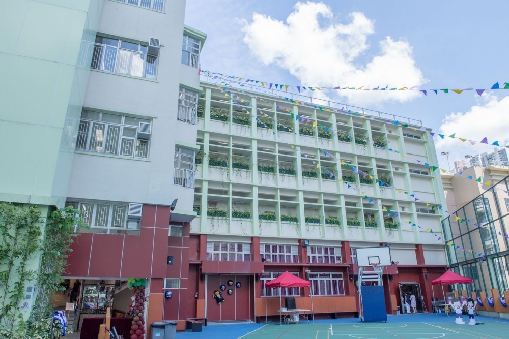 軒尼詩道官立小學(銅鑼灣)聯繫官中包括傳統男校皇仁書院,吸引同區男同學報讀。