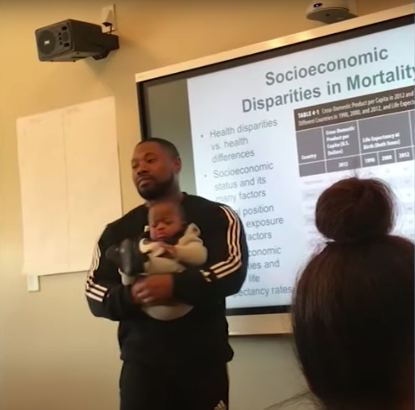 美國一名21歲大學生媽媽在產子後,回到學校上堂。