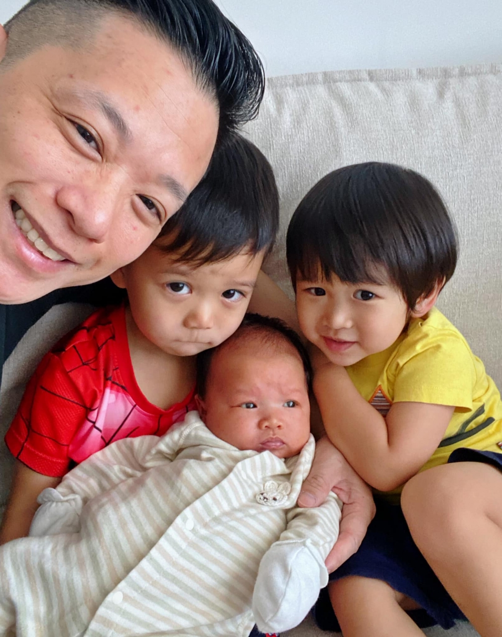 胡杏兒與老公李乘德育有大仔李奕霆(Brendan)、二仔李奕霖(Ryan)及三子李奕宏(Liam)