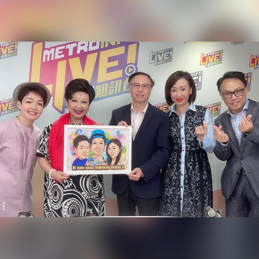 昨日薜家燕在社交平台上載她開心抱著孫仔的照片,可見Julian同爸爸如餅印。