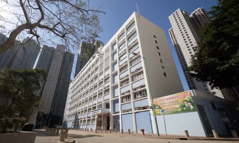 位於西貢的將軍澳官立小學隸屬於95校網,是該區唯一的官立小學,小學共開放126個學額。