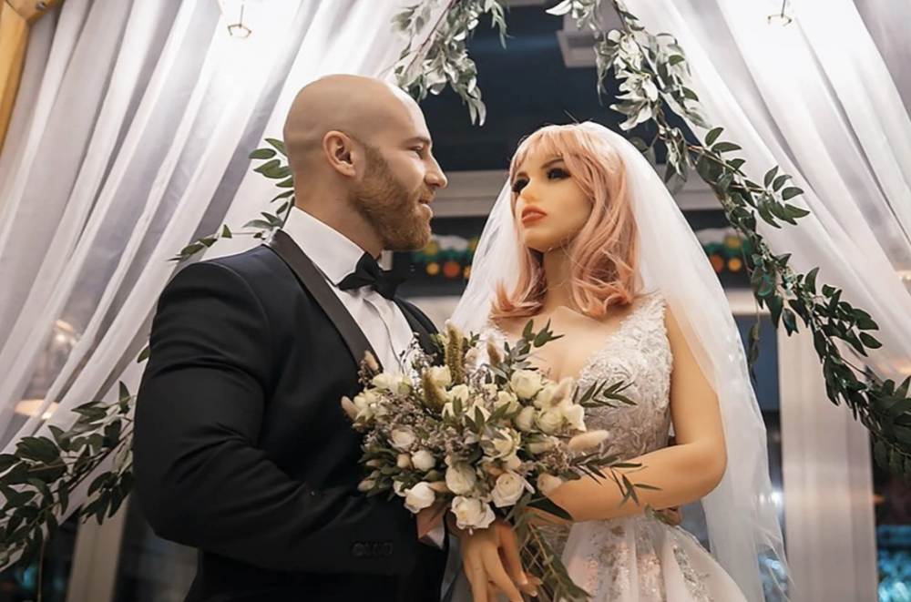 來自哈薩克的健身教練 Yuri 在上年尾與拍拖18個月的吹氣公仔結婚共諧連理,但近日這對夫妻的婚姻卻出現裂痕。