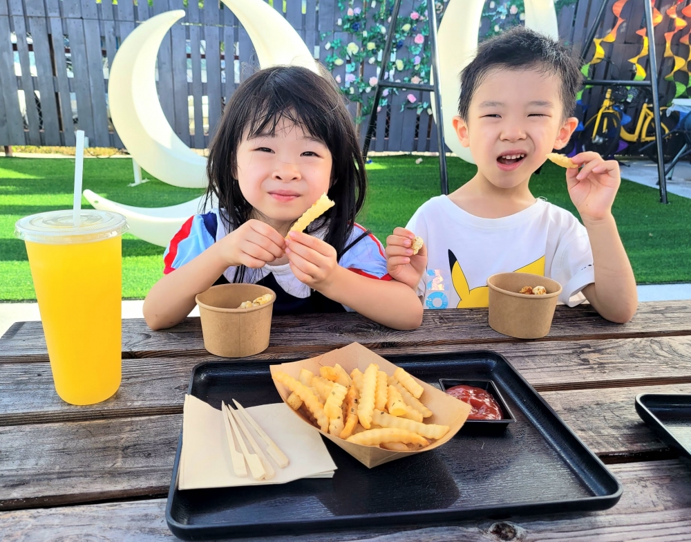 有小食店售賣漢堡包、熱狗、薯條、燒賣同埋魚蛋等，仲有水果茶、汽水同啤酒