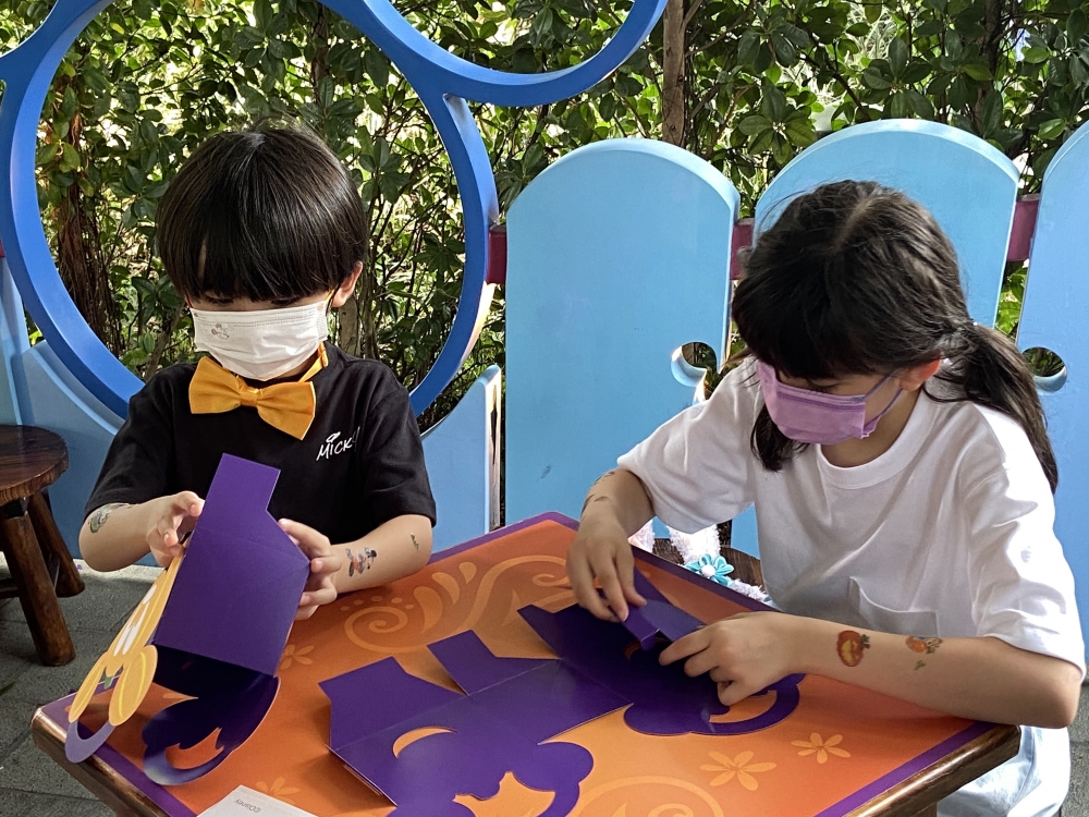 小賓客亦可到位於幻想世界, 遍地鬼怪南瓜的「Halloween 詭趣花園」,參加場內的手 工藝攤位