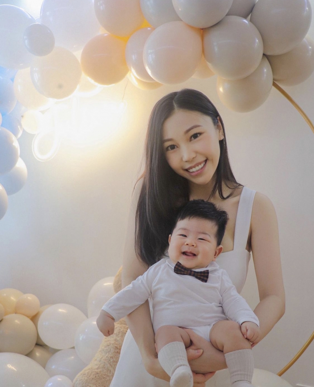 Zoe為小主角Julian穿上醒目白色恤衫加煲呔,不少照片都可見到他看著鏡頭開心笑。