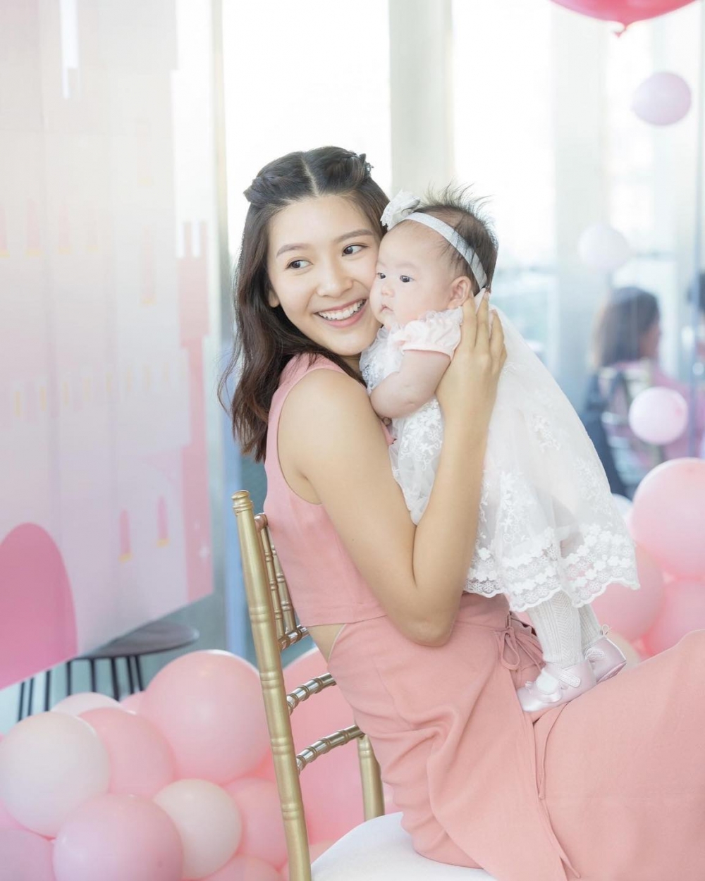 余香凝為女兒Clare Luk慶祝百日宴