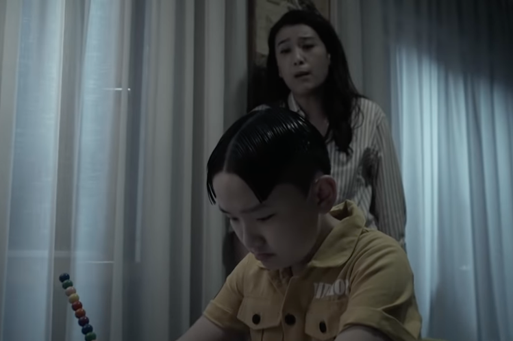 葉凱茵在《智能愛人》飾演袁太,迫兒子溫習。