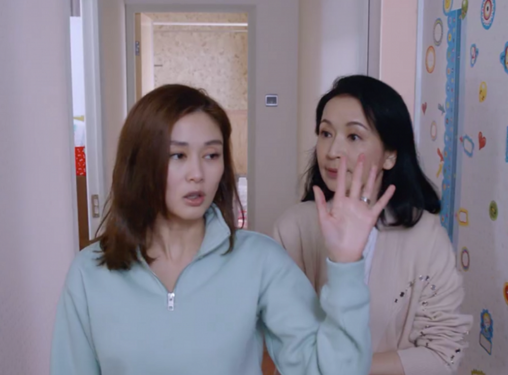 媽媽指如果他的妻子因為看到BB而感到沮喪,她應該要接受心理輔導治療而不是不斷騷擾她一家。
