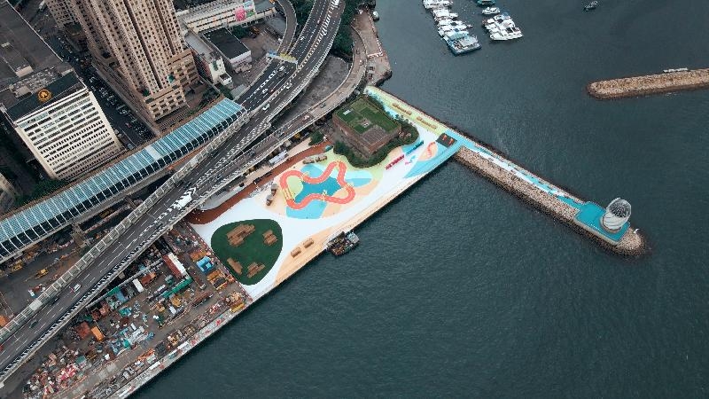 「東岸公園主題區面積約9800平方米,位於屈臣道以西,原為中環灣仔繞道工程用地。