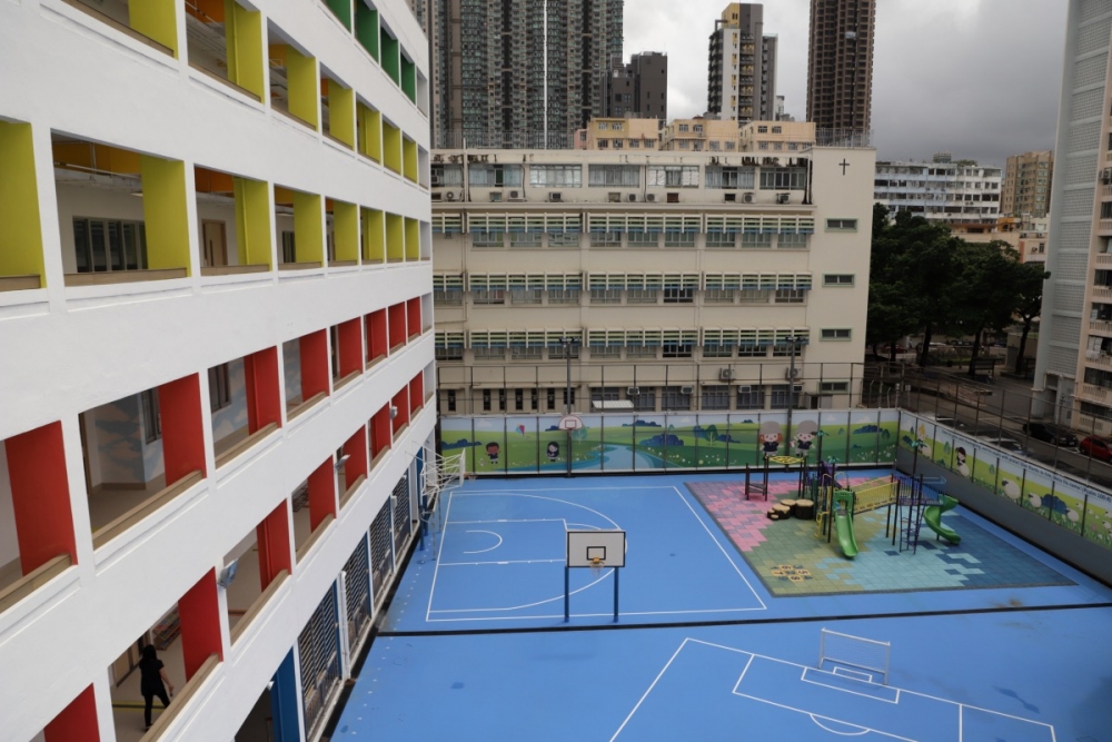 宣道會劉平齋紀念國際學校採用獲阿伯達省教育機關認可的阿伯達課程(Alberta English-Chinese (Mandarin) Bilingual Program),亦提供中英雙語教學