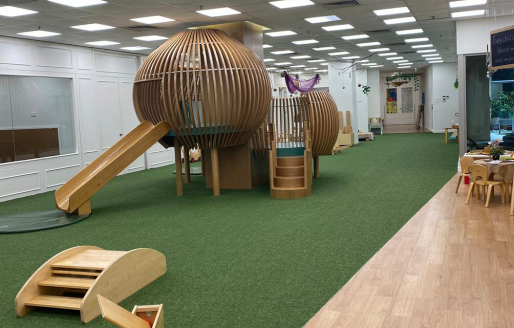 懋柏禮國際幼稚園寬敞明亮的教室內部以樹屋造型為中心設計