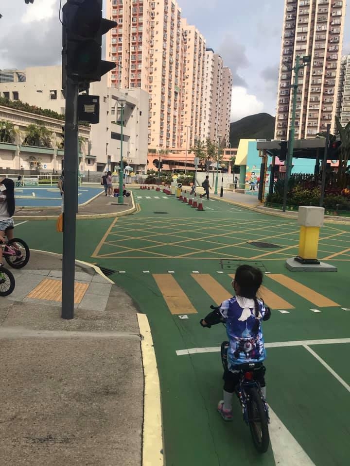 小朋友乖乖等綠燈了才行駛。