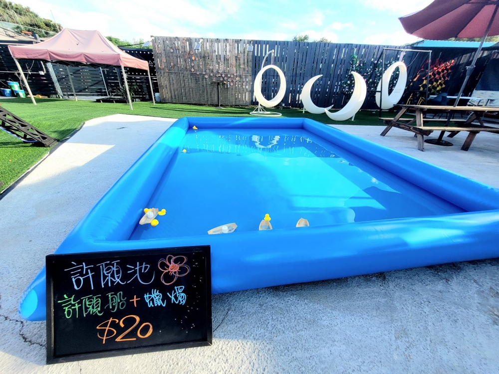 隔離仲有個鐵塔同許願池，只會喺星期六日開放俾大家放許願燈