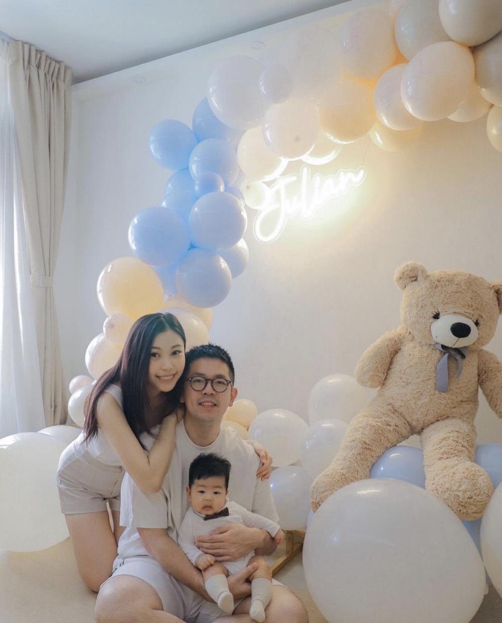 新手媽媽Zoe都十分花心思為愛子佈置,在家擺滿了氣球和熊公仔。