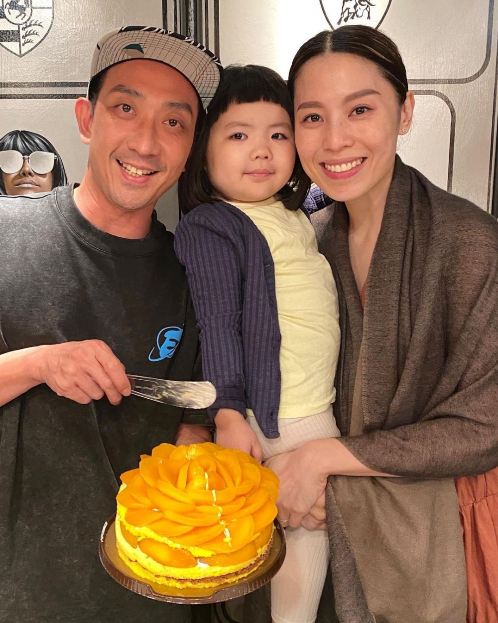 李燦森及妻子與女兒李元元Lucy慶祝生日