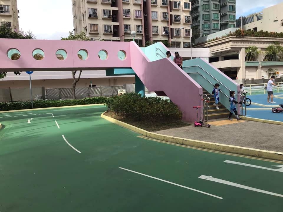 家長應該教導小朋友正確使用行人天橋。