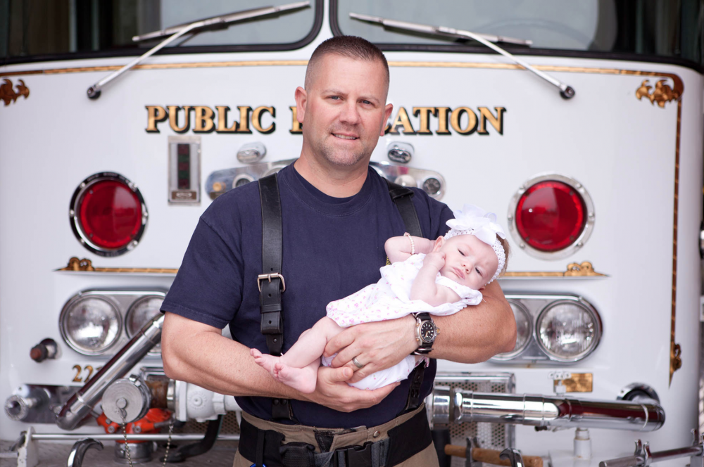 美國有位消防員多年前在沙灘上，替一名緊急分娩的孕婦接生