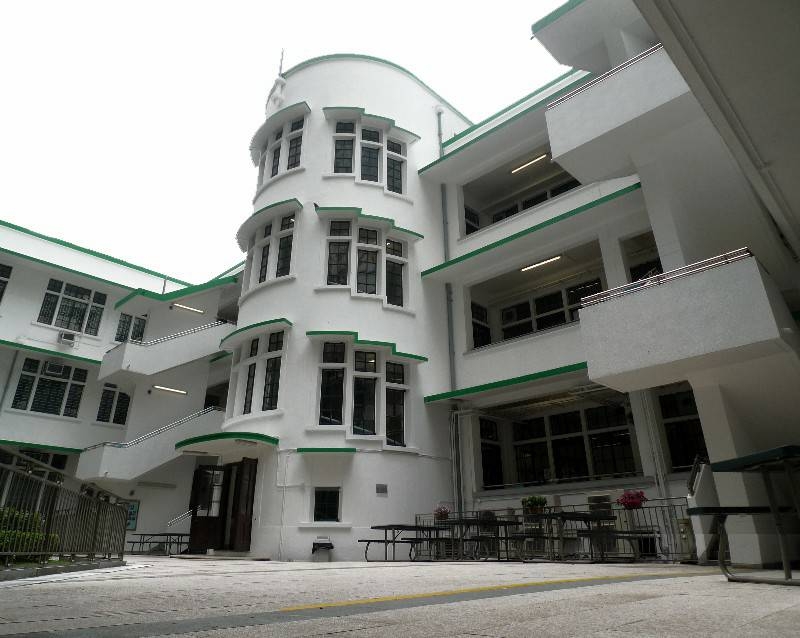 咸道官立小學原是李陞小學下午校,1998年正式獨立,並以古雅的青白色校舍聞名。